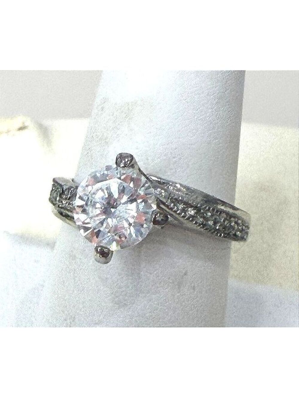 Elegant Silver Tone Ring with Large Clear Center Stone and Pavรฉ Accents Size 8